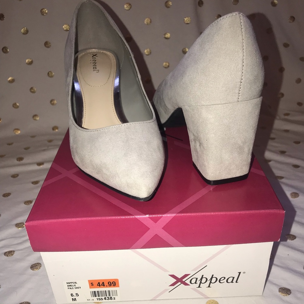 Grey pumps